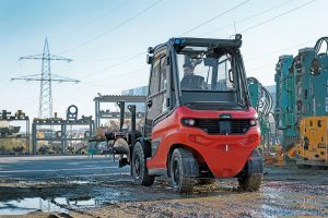 Chariot élévateur tout terrain Linde utilisé pour la manutention sur terrain accidenté en environnement industriel